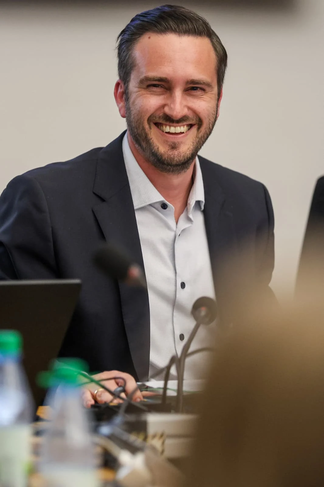 Torsten Keller im Gespräch am Tisch mit Mikrofon